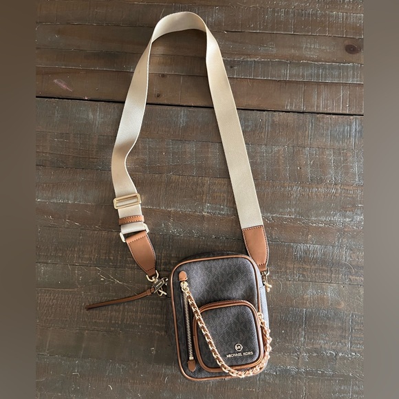 Michael Kors Women's Camera crossbody bag - Picture 12 of 16